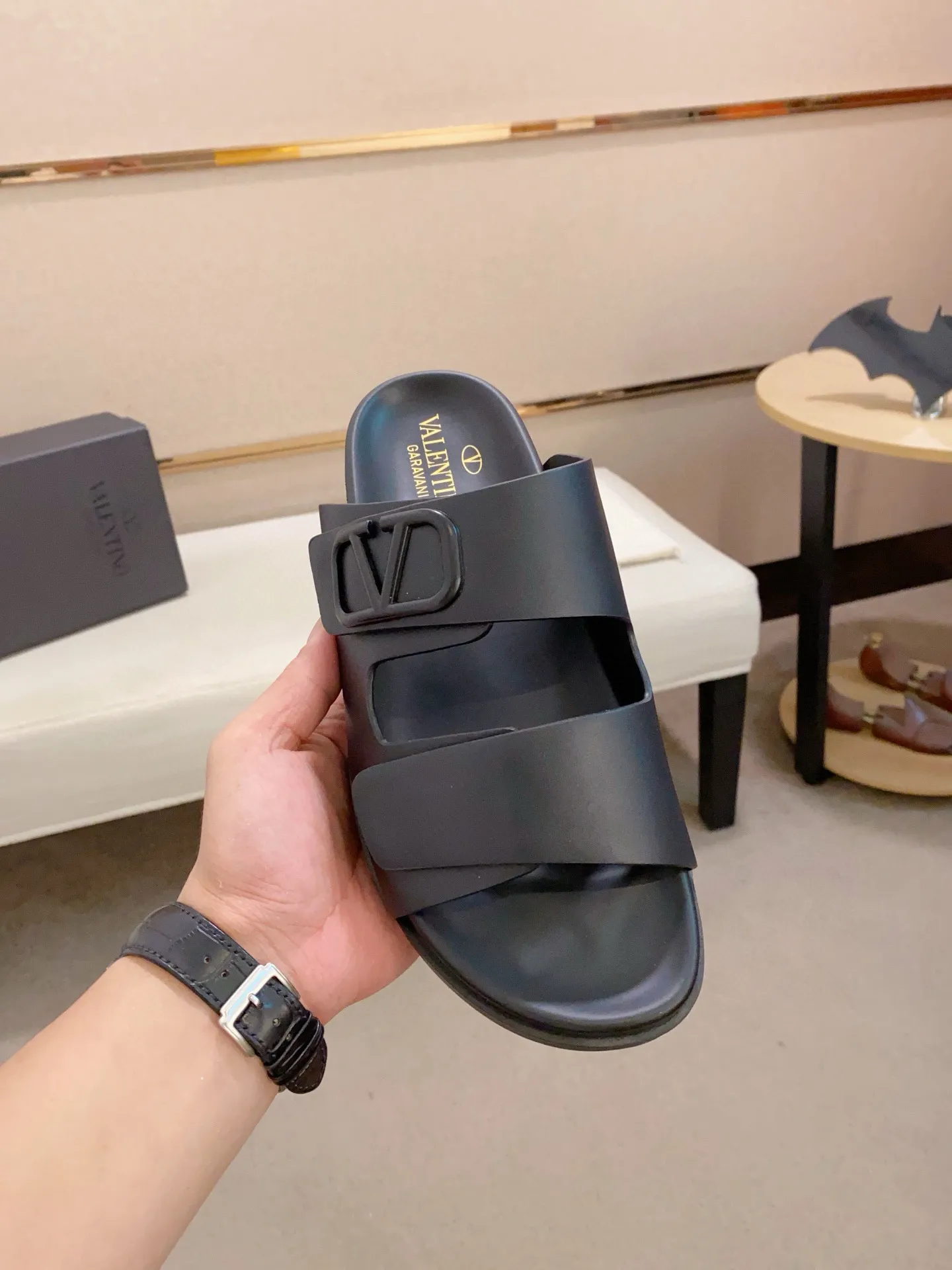 Men's shoes💰: 440💰[Valentino] New men's boutique slippers, counter quality, classic plaid, the actual workmanship is quite complex🔰The uppers are made of imported fabrics➕🐑Sheepskin lining, which tests the craftsman's craftsmanship➕original PU outsole. Size: 38-44 (45 can be customized, non-refundable)